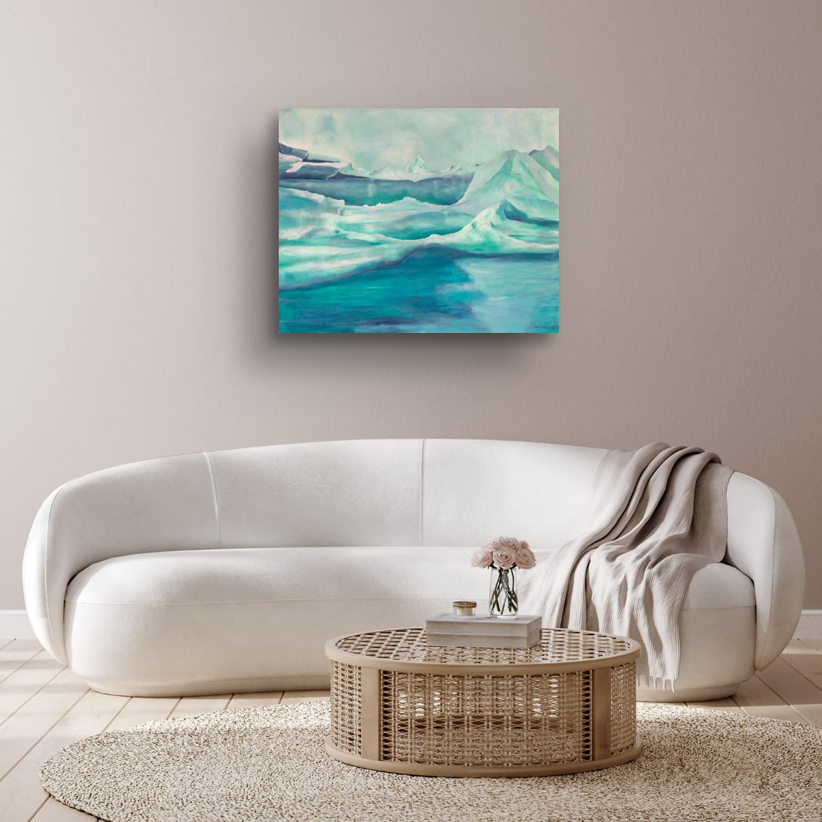 "Islandskap" på beige vegg over en enkel hvit sofa