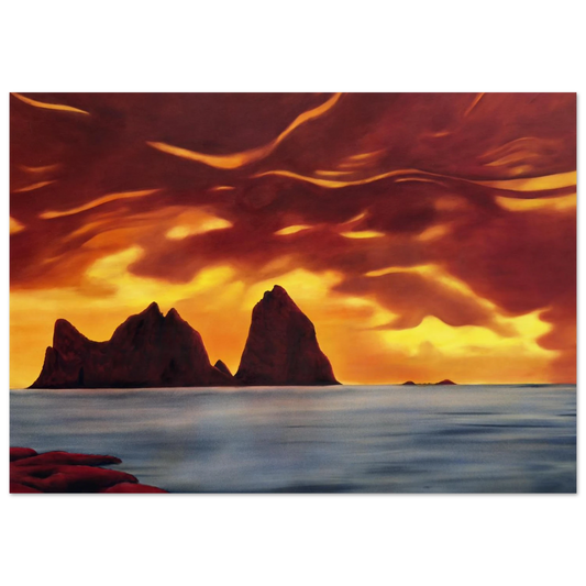 Solnedgang over Træna - øygruppen Træna i solnedgang, glødende rødt og rav fyller en dramatisk himmel, mens mørke øysilhuetter reiser seg fra et rolig blått hav. 