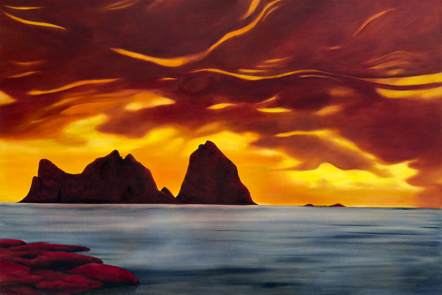 Oeygruppen Traena under flammende solnedgang i gult og dyp orange
