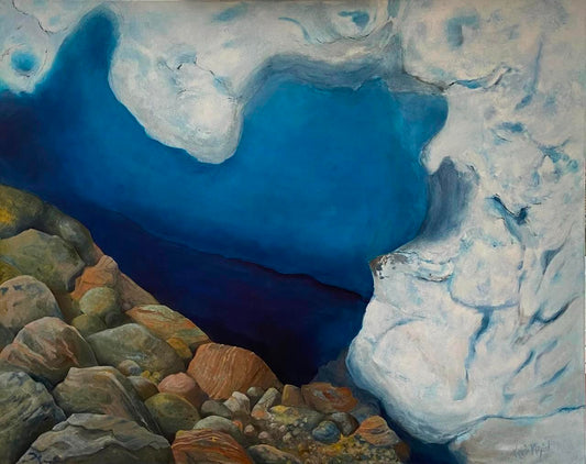 Islandskap - lyse formasjoner av is forsvinner ned i et dypblått mørke, under er et dekke av slitte steiner